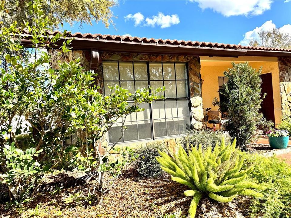 Active With Contract: $140,000 (2 beds, 2 baths, 1270 Square Feet)