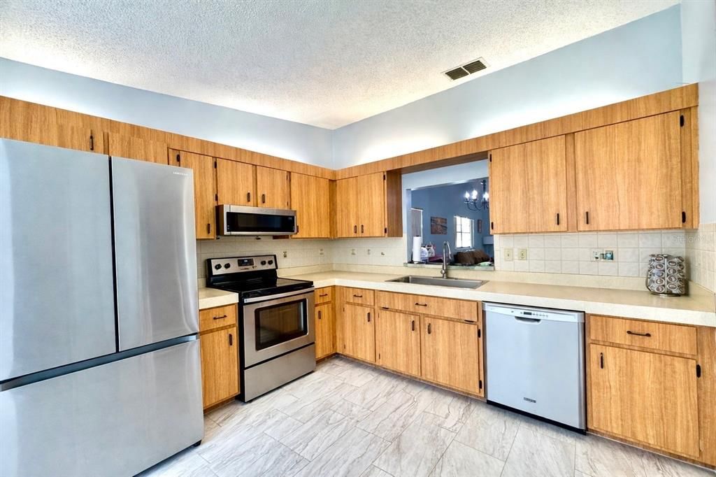 Active With Contract: $140,000 (2 beds, 2 baths, 1270 Square Feet)