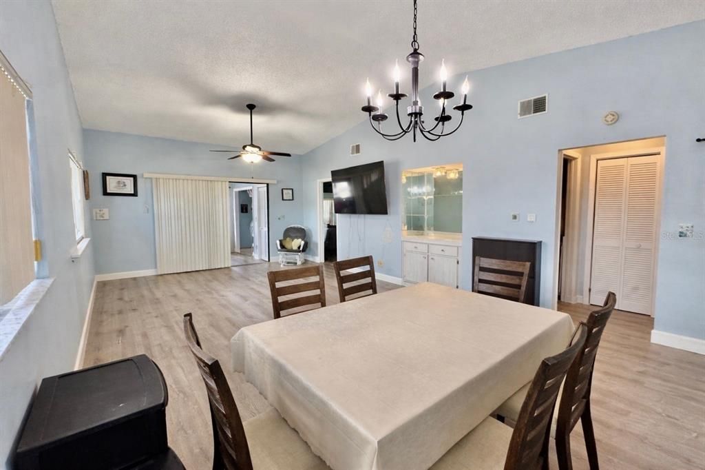 Active With Contract: $140,000 (2 beds, 2 baths, 1270 Square Feet)