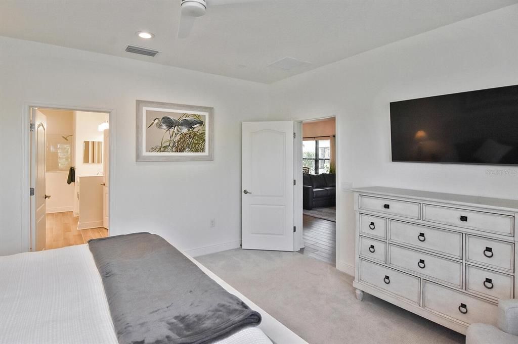 Под контрактом: $475,000 (3 спален, 2 ванн, 1845 Квадратных фут)