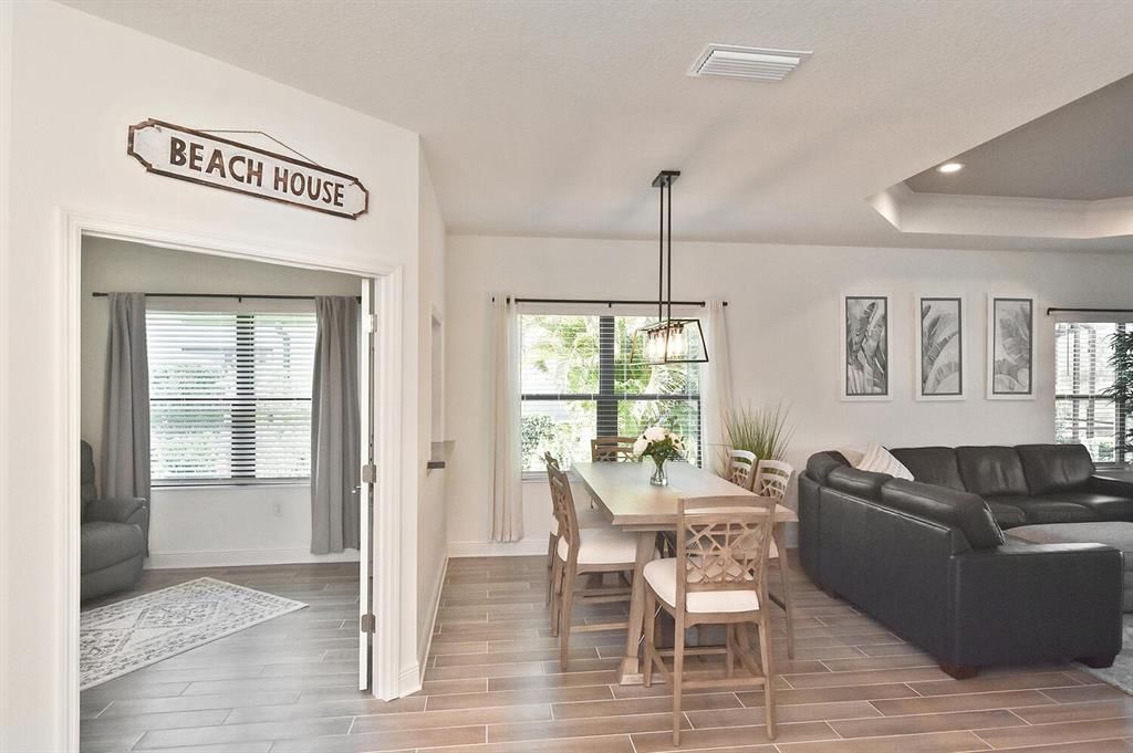 Под контрактом: $475,000 (3 спален, 2 ванн, 1845 Квадратных фут)