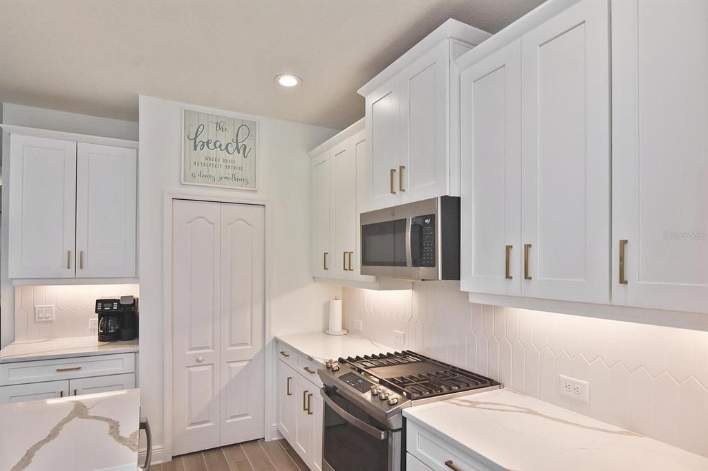 Под контрактом: $475,000 (3 спален, 2 ванн, 1845 Квадратных фут)