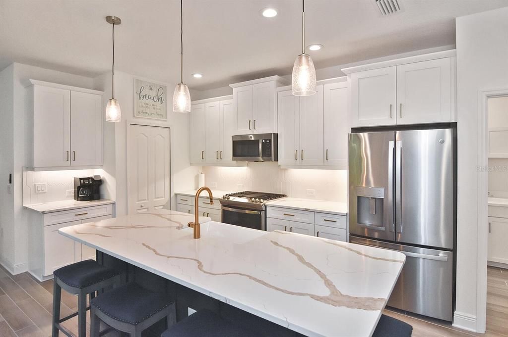 Под контрактом: $475,000 (3 спален, 2 ванн, 1845 Квадратных фут)