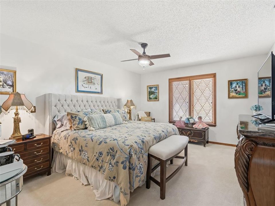 Activo con contrato: $899,900 (4 camas, 3 baños, 4116 Pies cuadrados)