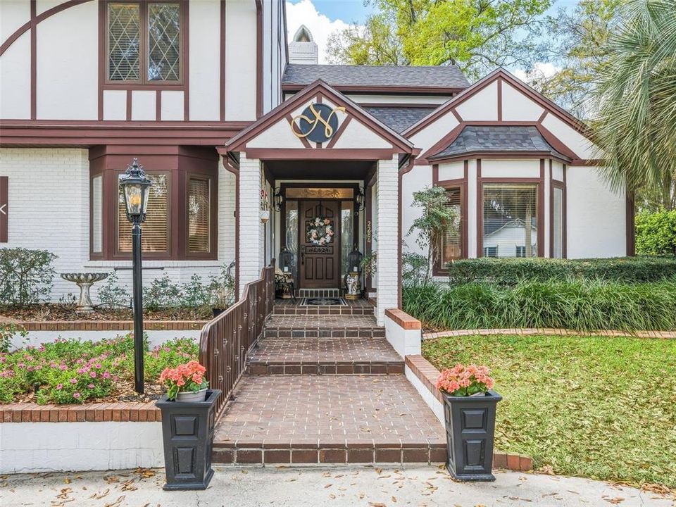 Activo con contrato: $899,900 (4 camas, 3 baños, 4116 Pies cuadrados)