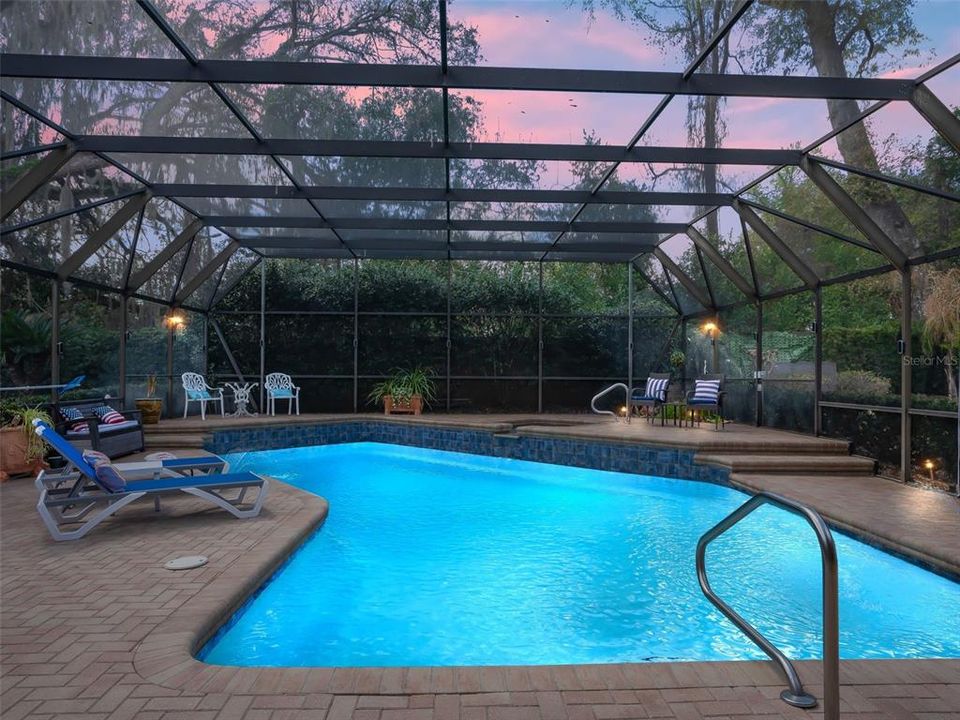 Activo con contrato: $899,900 (4 camas, 3 baños, 4116 Pies cuadrados)