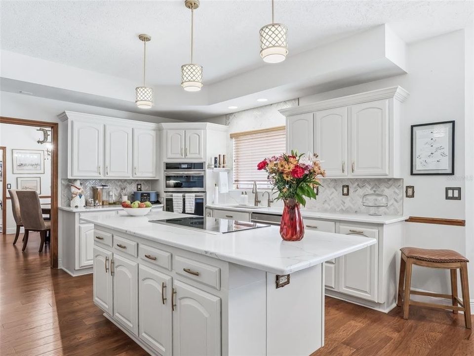 Activo con contrato: $899,900 (4 camas, 3 baños, 4116 Pies cuadrados)