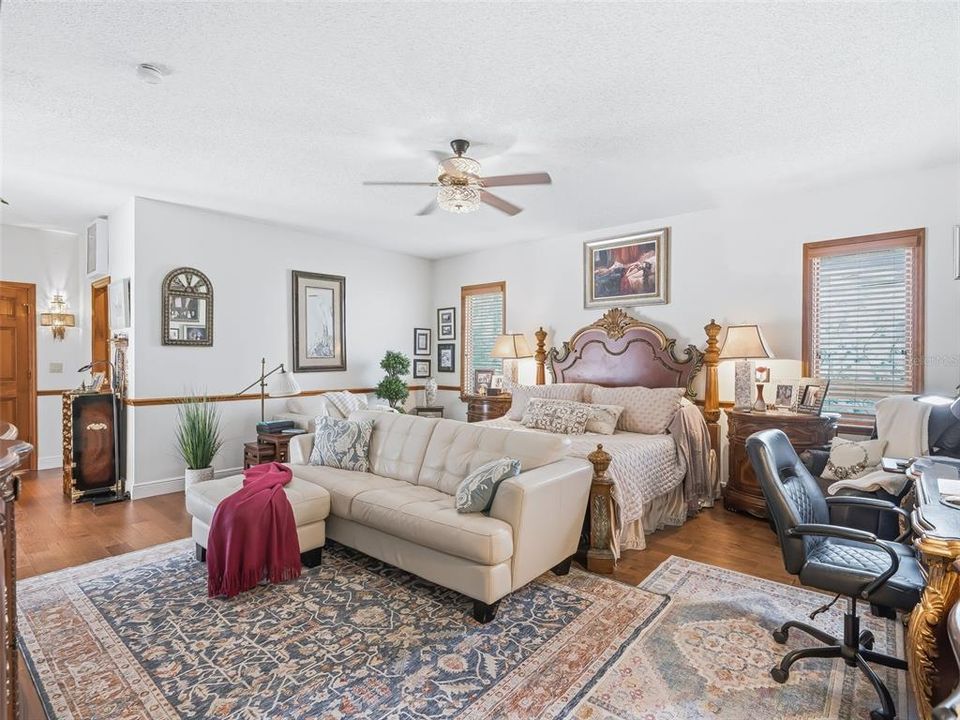 Activo con contrato: $899,900 (4 camas, 3 baños, 4116 Pies cuadrados)