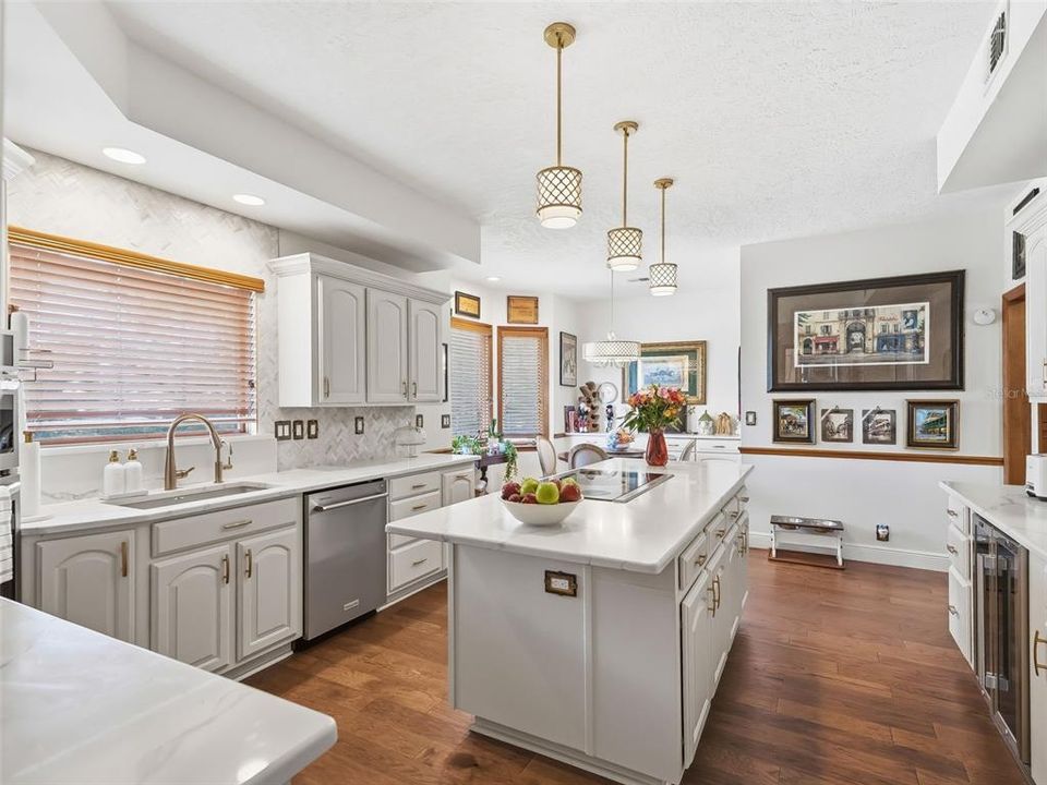 Activo con contrato: $899,900 (4 camas, 3 baños, 4116 Pies cuadrados)