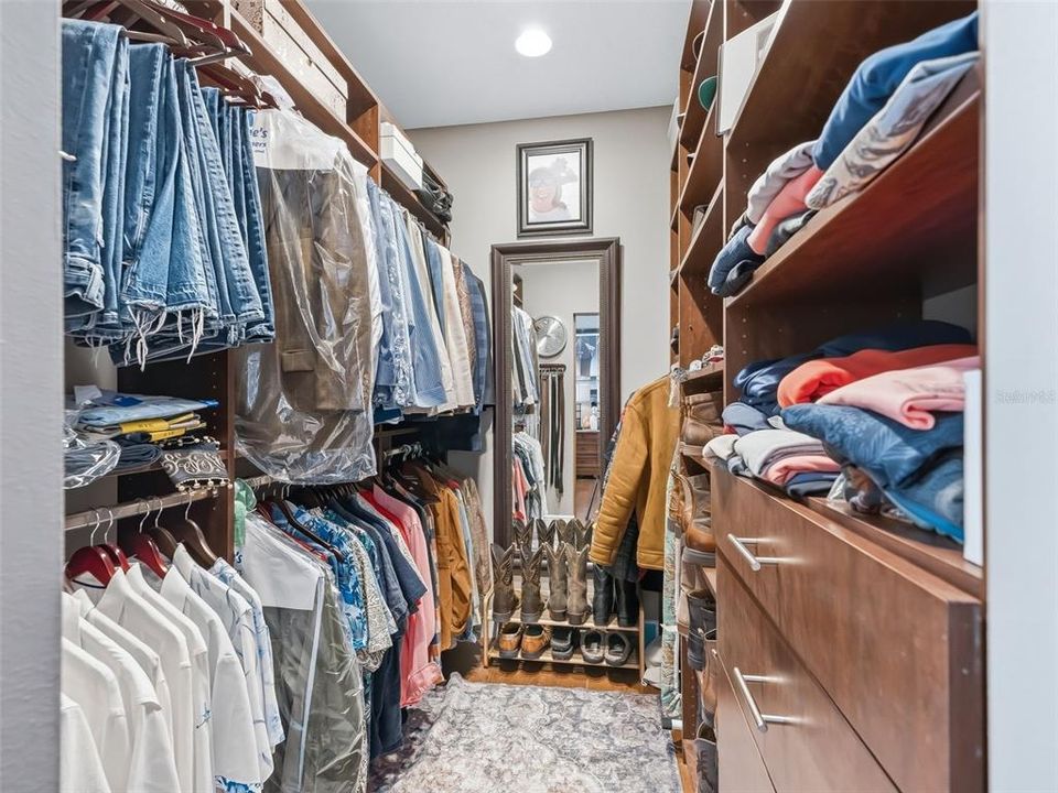 Activo con contrato: $899,900 (4 camas, 3 baños, 4116 Pies cuadrados)
