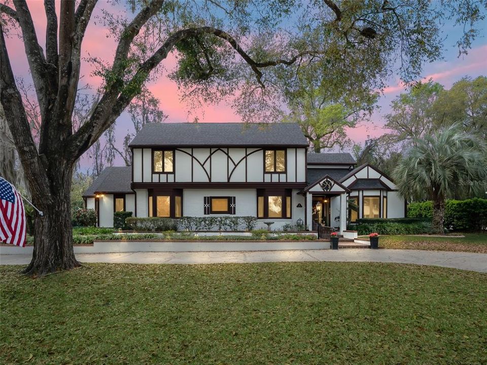 Activo con contrato: $899,900 (4 camas, 3 baños, 4116 Pies cuadrados)