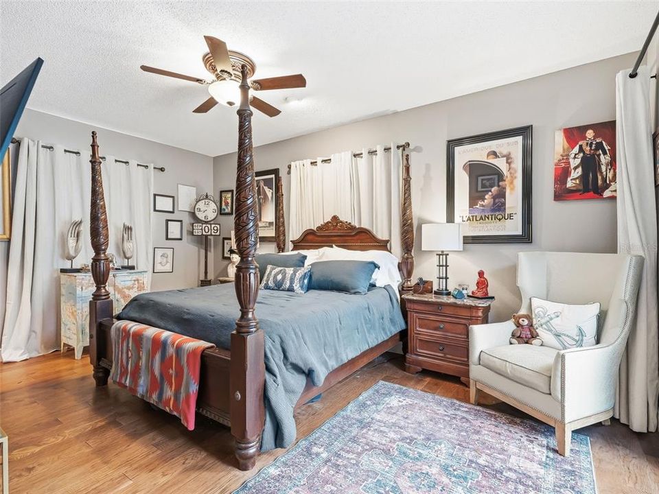 Activo con contrato: $899,900 (4 camas, 3 baños, 4116 Pies cuadrados)