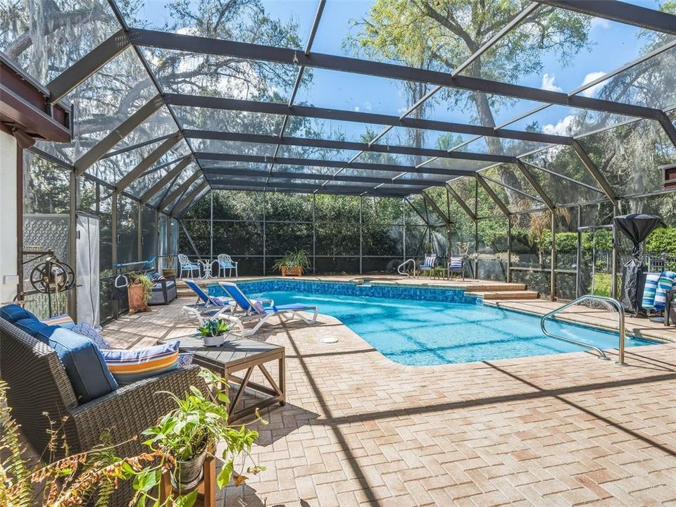 Activo con contrato: $899,900 (4 camas, 3 baños, 4116 Pies cuadrados)