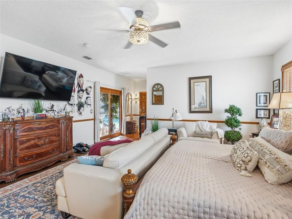 Activo con contrato: $899,900 (4 camas, 3 baños, 4116 Pies cuadrados)