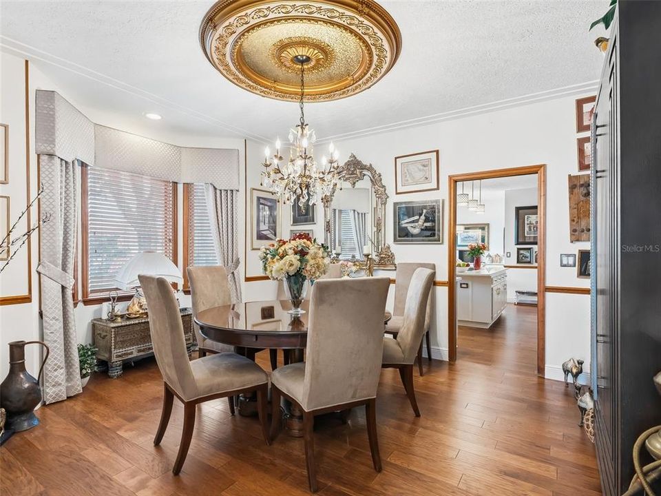 Activo con contrato: $899,900 (4 camas, 3 baños, 4116 Pies cuadrados)