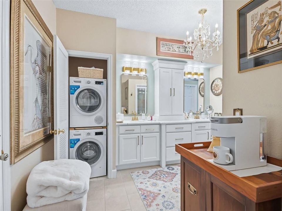 Activo con contrato: $899,900 (4 camas, 3 baños, 4116 Pies cuadrados)
