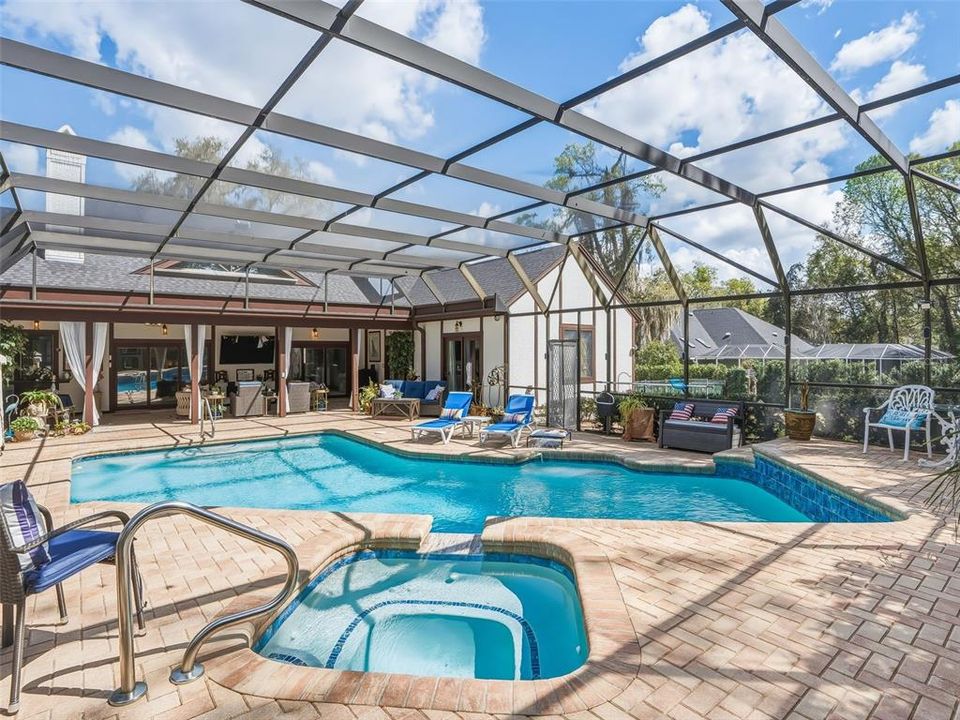 Activo con contrato: $899,900 (4 camas, 3 baños, 4116 Pies cuadrados)