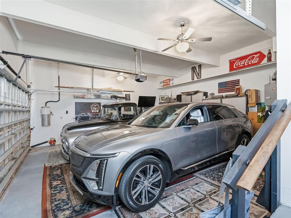 Activo con contrato: $899,900 (4 camas, 3 baños, 4116 Pies cuadrados)