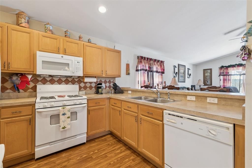 Activo con contrato: $275,000 (3 camas, 3 baños, 1744 Pies cuadrados)