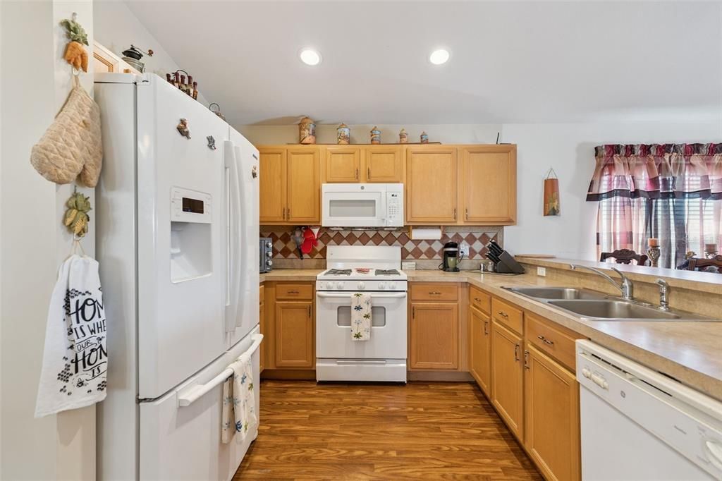 Activo con contrato: $275,000 (3 camas, 3 baños, 1744 Pies cuadrados)