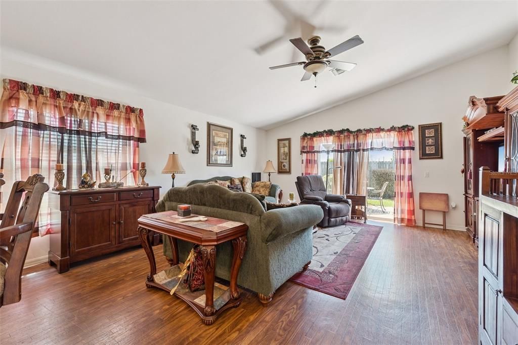 Activo con contrato: $275,000 (3 camas, 3 baños, 1744 Pies cuadrados)
