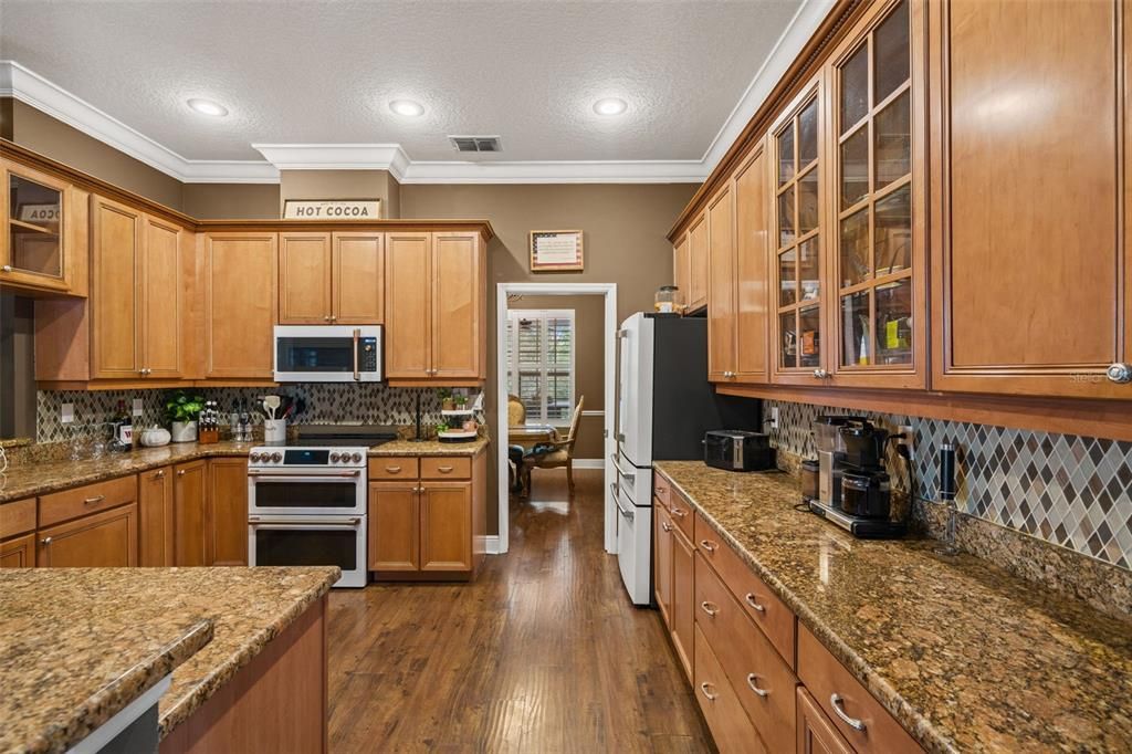 For Sale: $1,000,000 (5 beds, 5 baths, 5536 Square Feet)