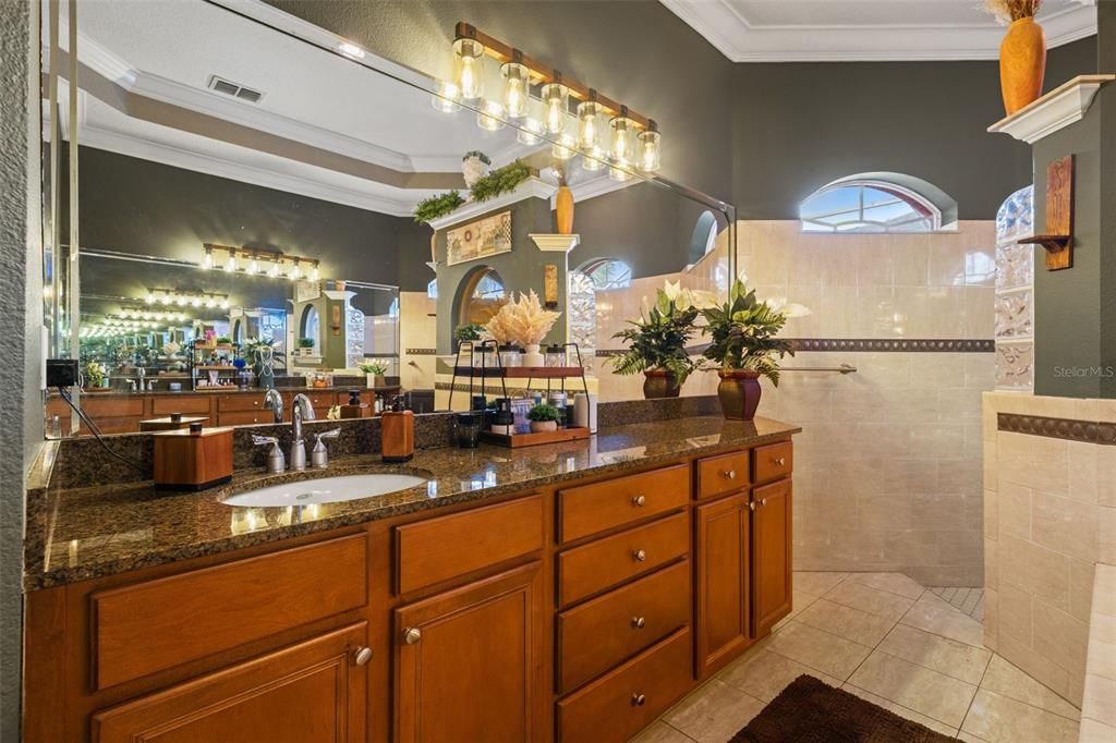 For Sale: $1,000,000 (5 beds, 5 baths, 5536 Square Feet)
