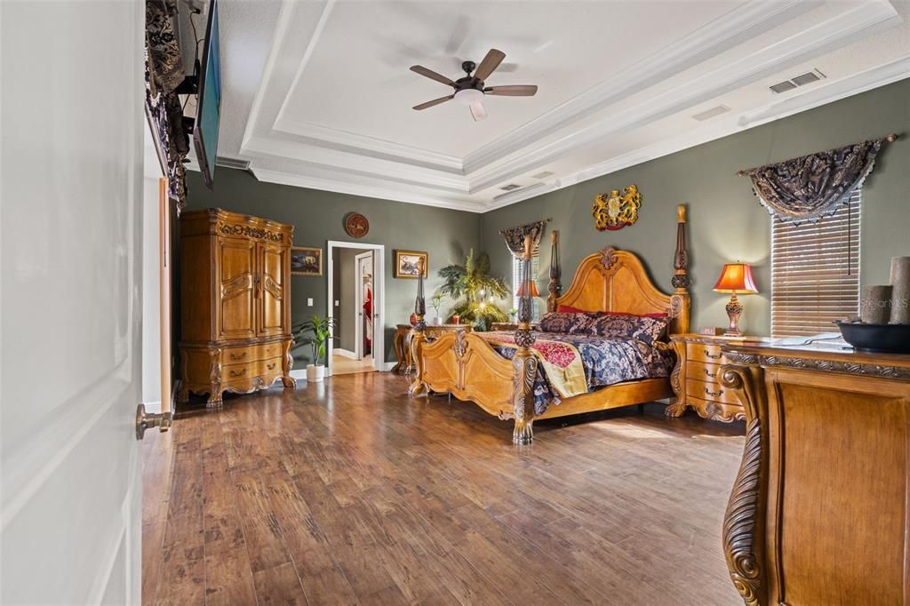 For Sale: $1,000,000 (5 beds, 5 baths, 5536 Square Feet)