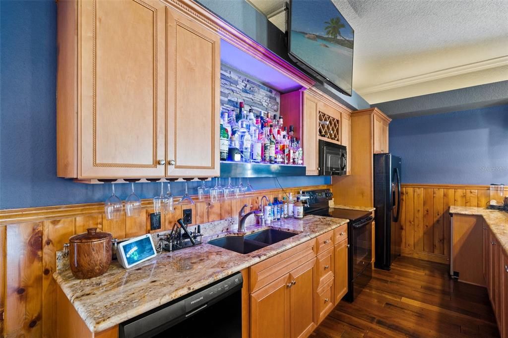 For Sale: $1,000,000 (5 beds, 5 baths, 5536 Square Feet)