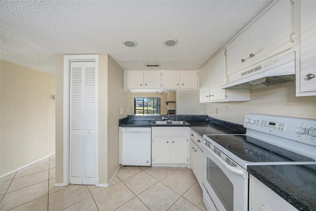 Activo con contrato: $163,000 (2 camas, 2 baños, 1094 Pies cuadrados)