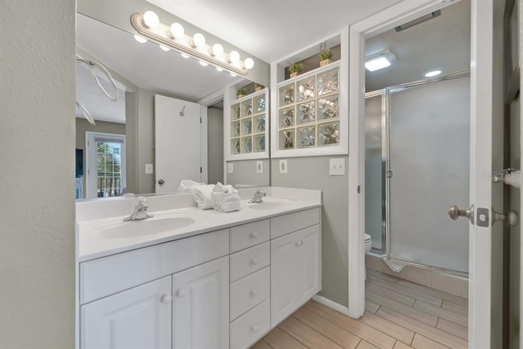 For Sale: $1,250,000 (2 beds, 2 baths, 1180 Square Feet)