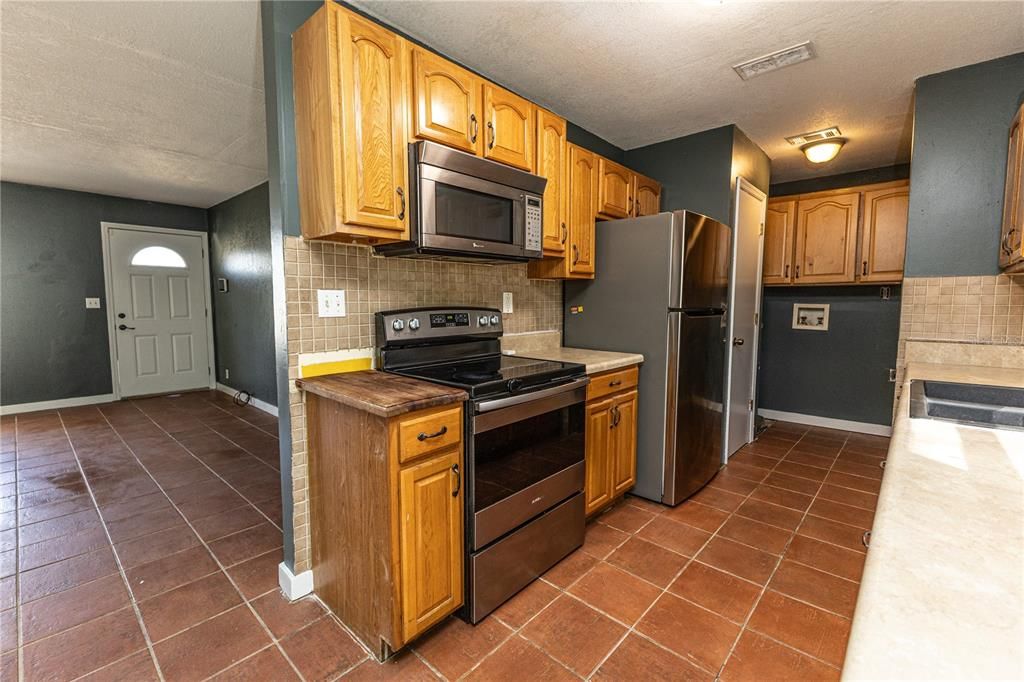 Active With Contract: $230,000 (3 beds, 2 baths, 1144 Square Feet)