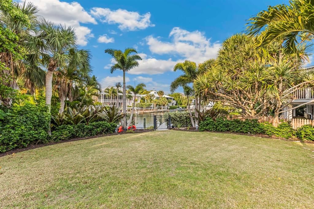 For Sale: $5,250,000 (4 beds, 4 baths, 3500 Square Feet)
