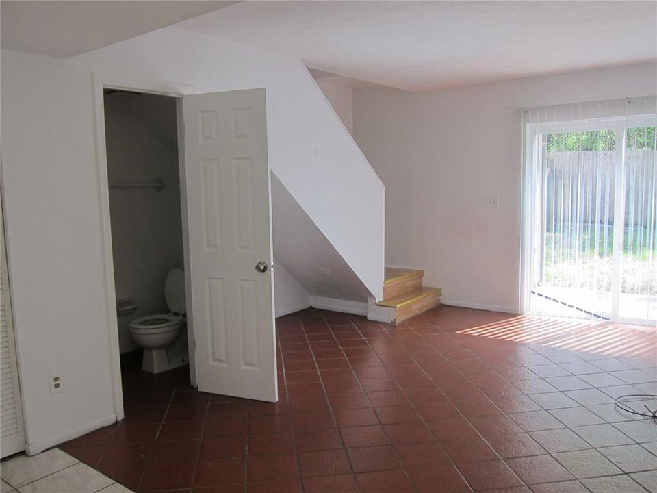 For Rent: $950 (2 beds, 1 baths, 915 Square Feet)