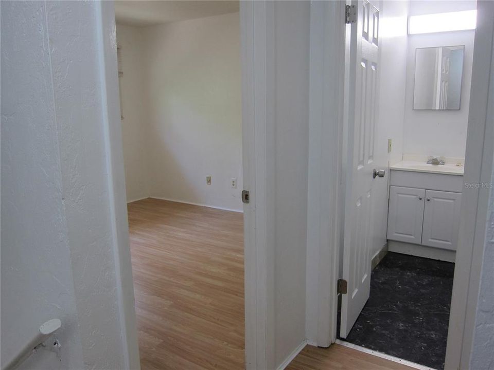 For Rent: $950 (2 beds, 1 baths, 915 Square Feet)