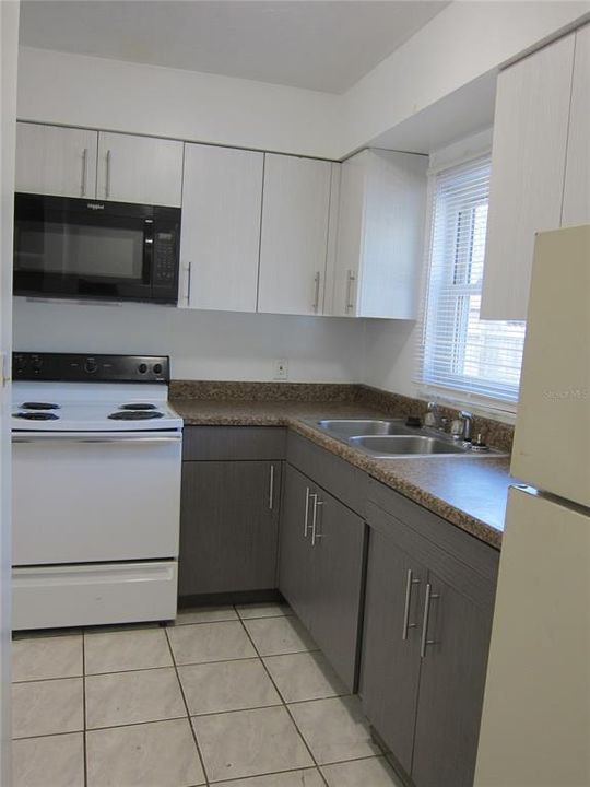 For Rent: $950 (2 beds, 1 baths, 915 Square Feet)