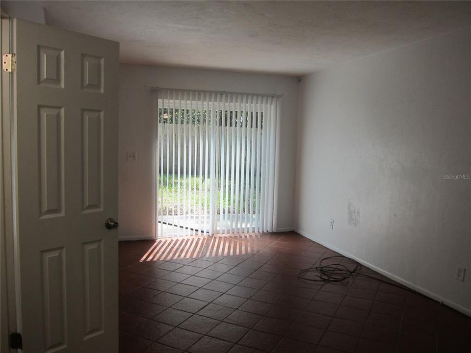 For Rent: $950 (2 beds, 1 baths, 915 Square Feet)