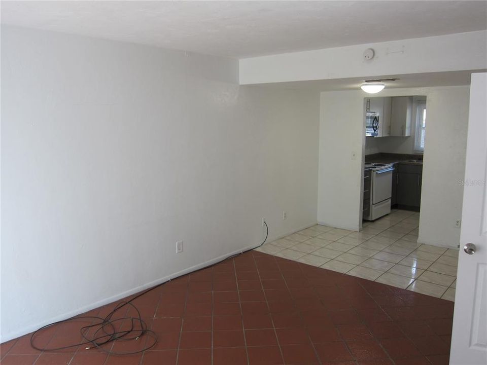 For Rent: $950 (2 beds, 1 baths, 915 Square Feet)