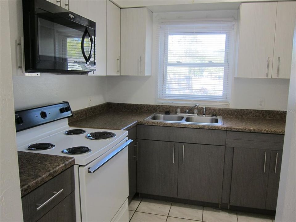 For Rent: $950 (2 beds, 1 baths, 915 Square Feet)