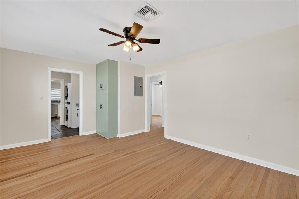 Active With Contract: $259,900 (3 beds, 2 baths, 1179 Square Feet)