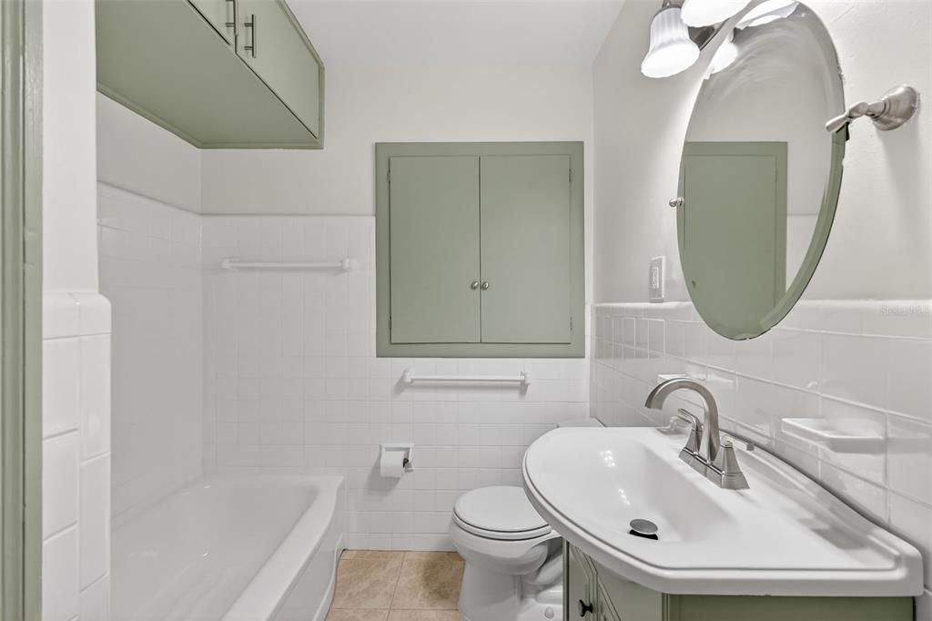 Active With Contract: $259,900 (3 beds, 2 baths, 1179 Square Feet)
