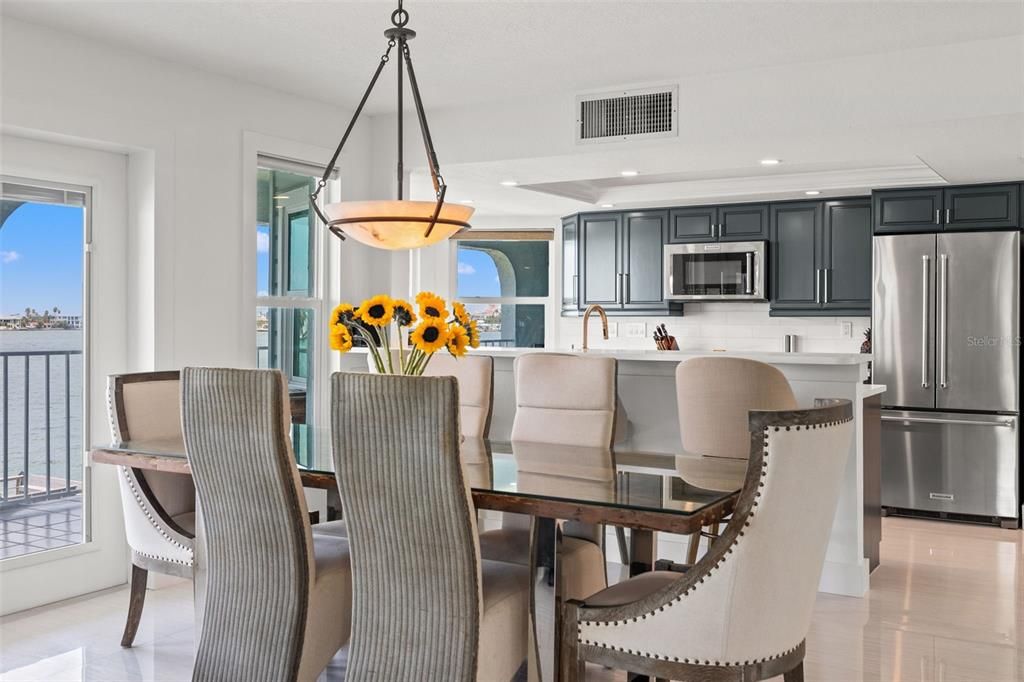 For Sale: $899,000 (2 beds, 2 baths, 1280 Square Feet)