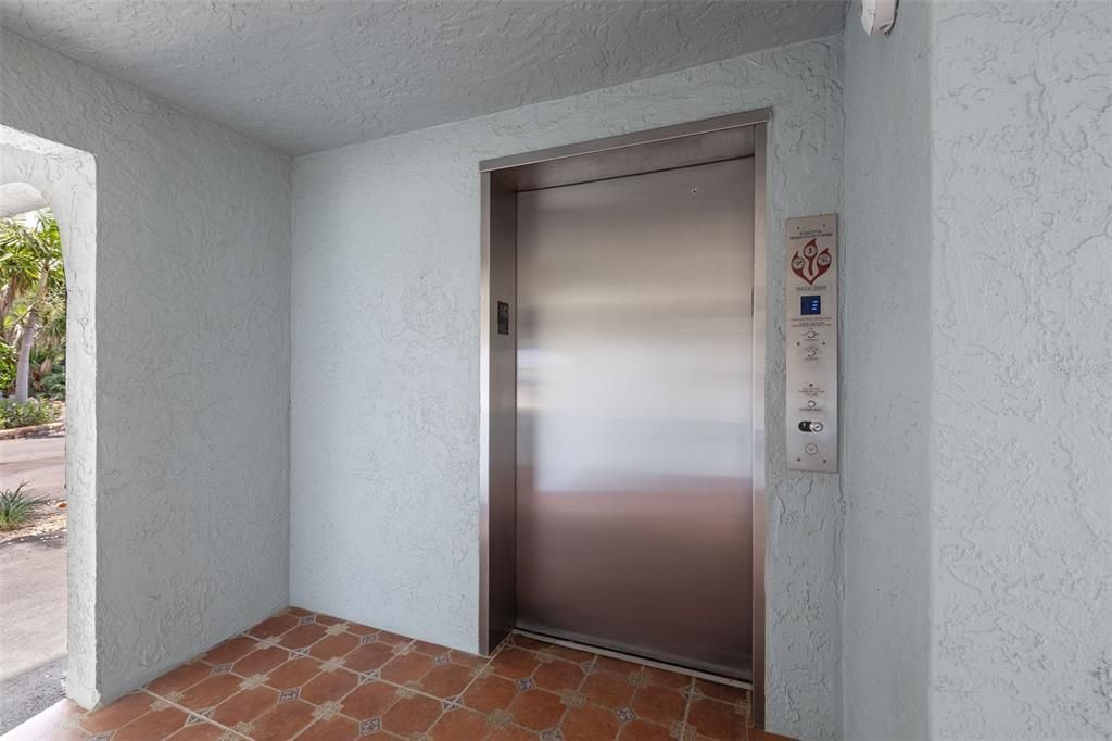 For Sale: $899,000 (2 beds, 2 baths, 1280 Square Feet)