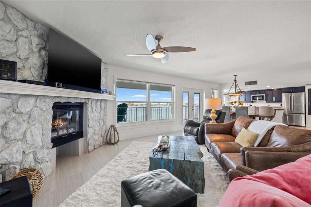 For Sale: $899,000 (2 beds, 2 baths, 1280 Square Feet)
