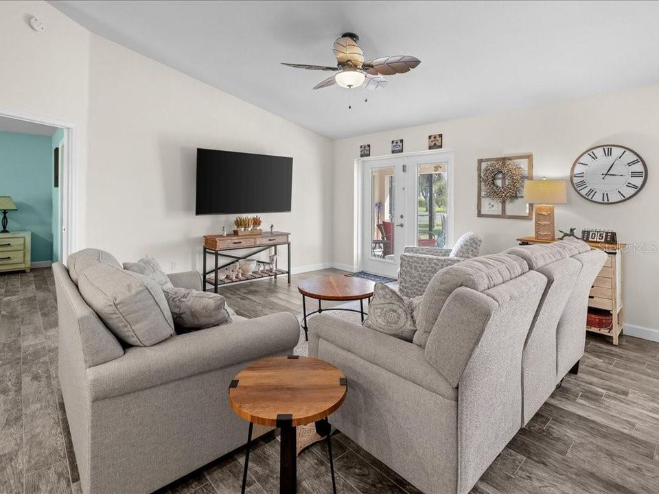 Activo con contrato: $369,900 (3 camas, 2 baños, 1483 Pies cuadrados)
