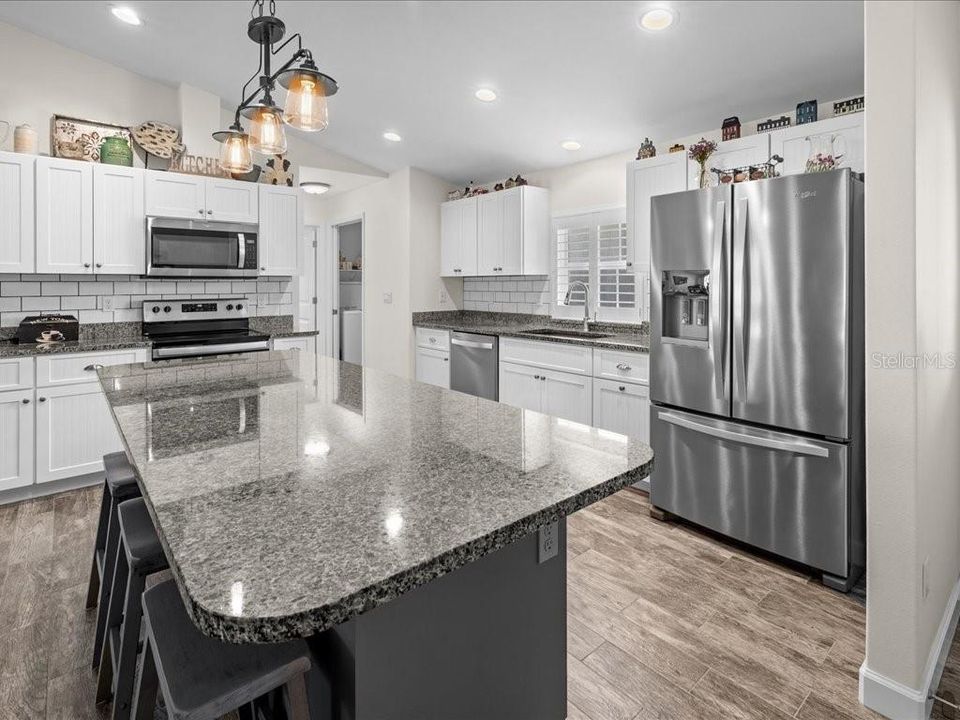 Activo con contrato: $369,900 (3 camas, 2 baños, 1483 Pies cuadrados)