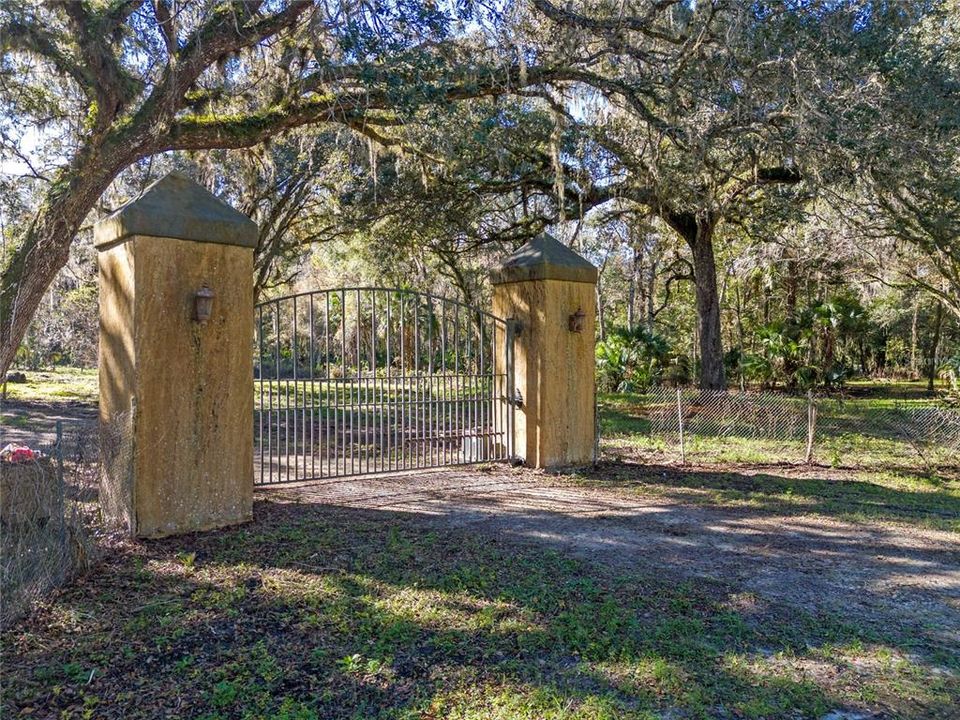 待售: $975,000 (24.20 acres)