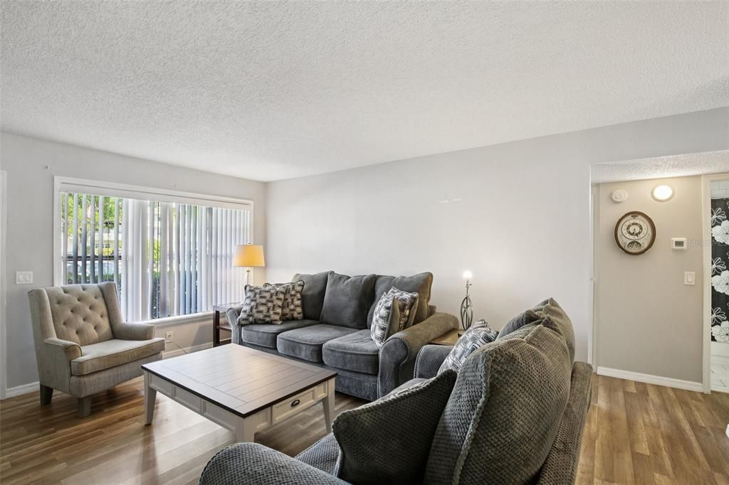 На продажу: $170,000 (2 спален, 2 ванн, 1100 Квадратных фут)