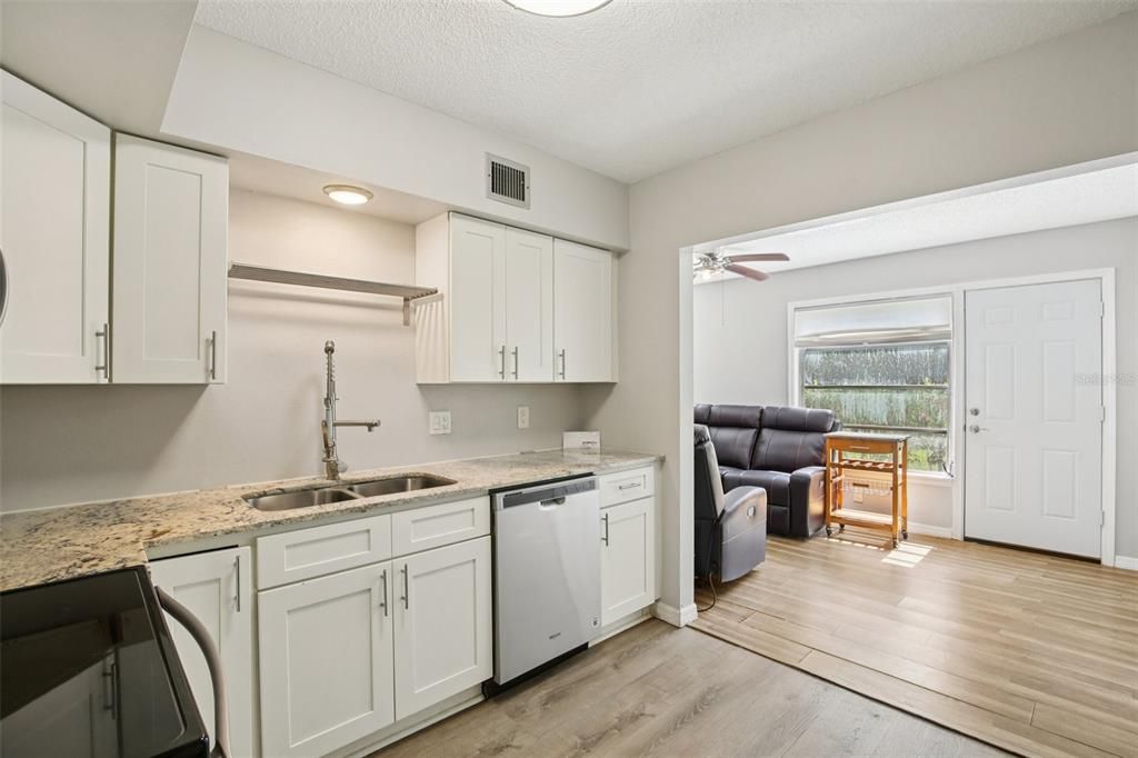 На продажу: $170,000 (2 спален, 2 ванн, 1100 Квадратных фут)