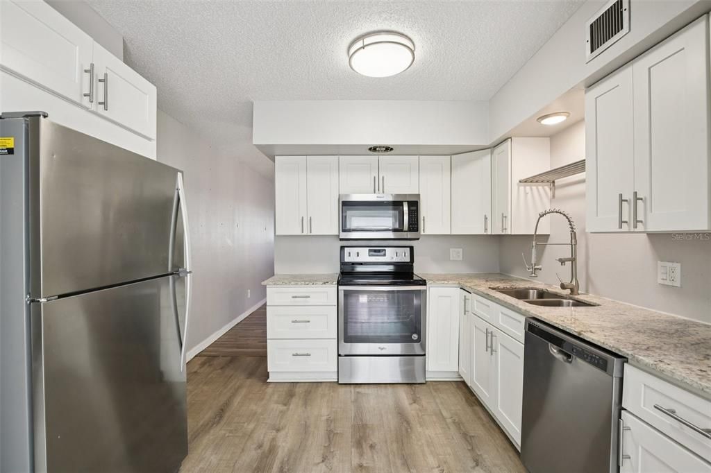 На продажу: $170,000 (2 спален, 2 ванн, 1100 Квадратных фут)